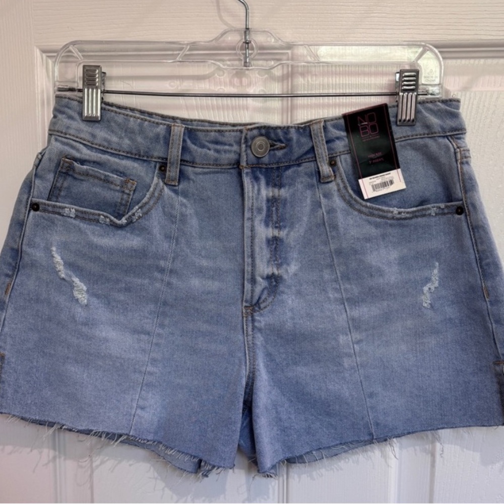 NO BOUNDARIES light denim distressed shorts
